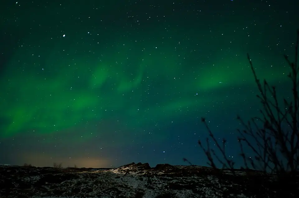 Aurora boreal verde sobre un cielo estrellado en Islandia