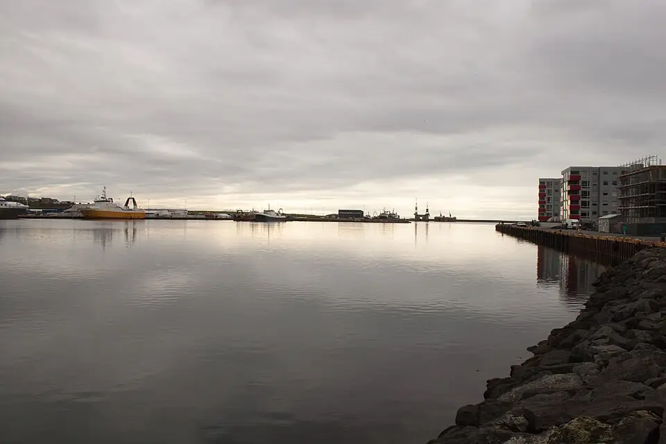 El puerto de Hafnarfjörður reflejado en agua quieta