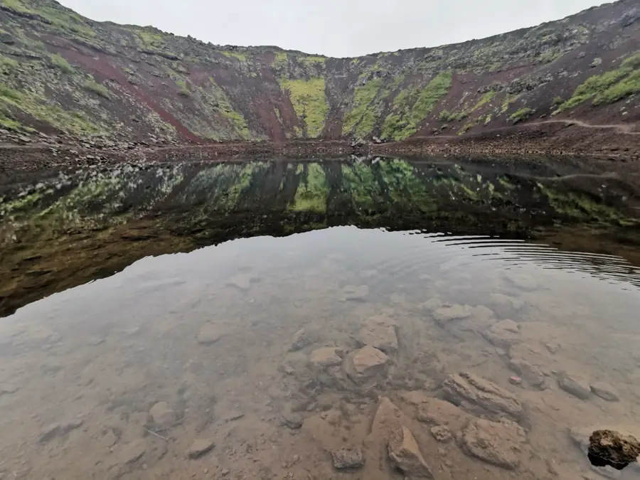 El cráter Kerið con su lago interior