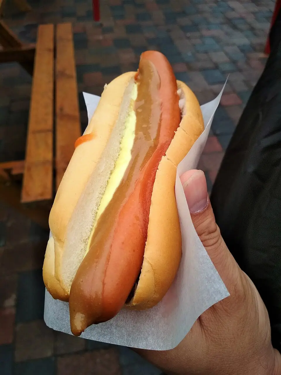 Un perrito caliente islandés con salsas