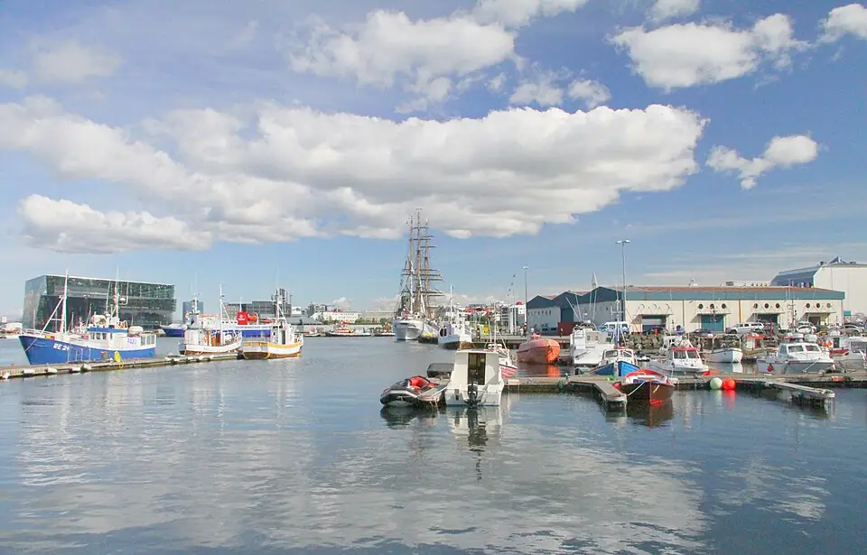 Barcos amarrados en el Puerto Viejo de Reikiavik