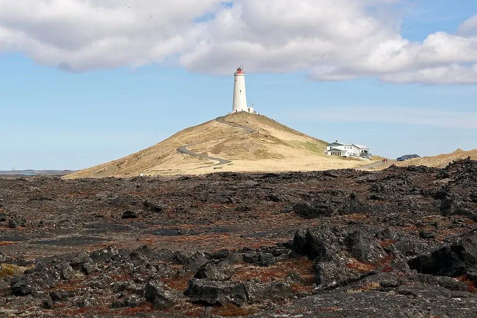 El faro de Reykjanes sobre campos de lava