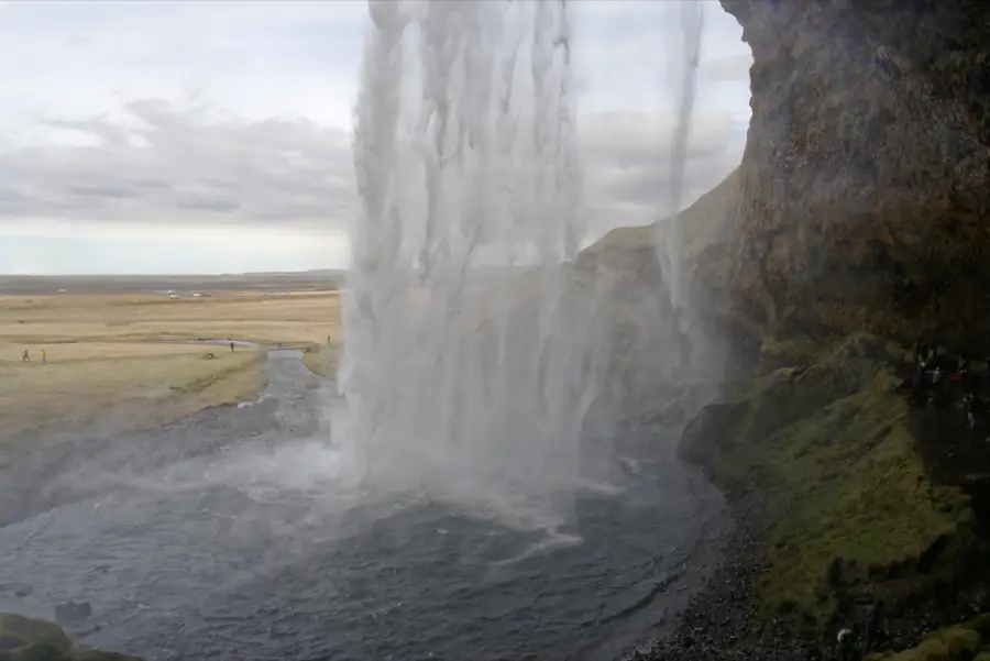 Seljalandsfoss vista desde detrás de la cortina de agua