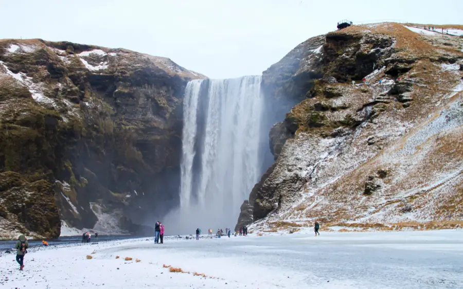 Skógafoss en invierno con nieve