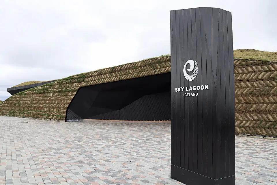 La entrada del Sky Lagoon, con su cubierta de turba