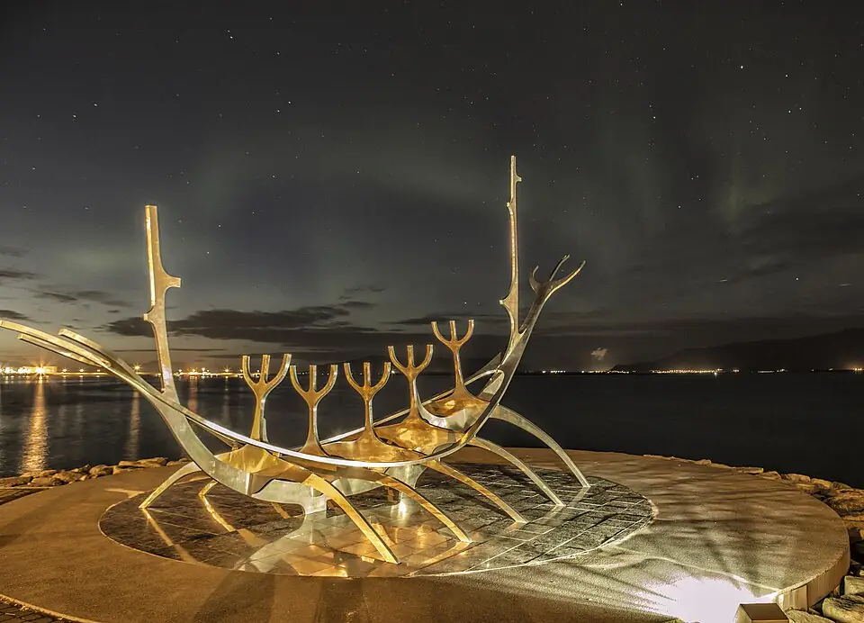 La escultura Sólfar con una aurora al fondo