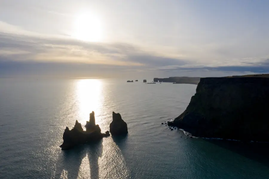Los farallones de Reynisdrangar al atardecer
